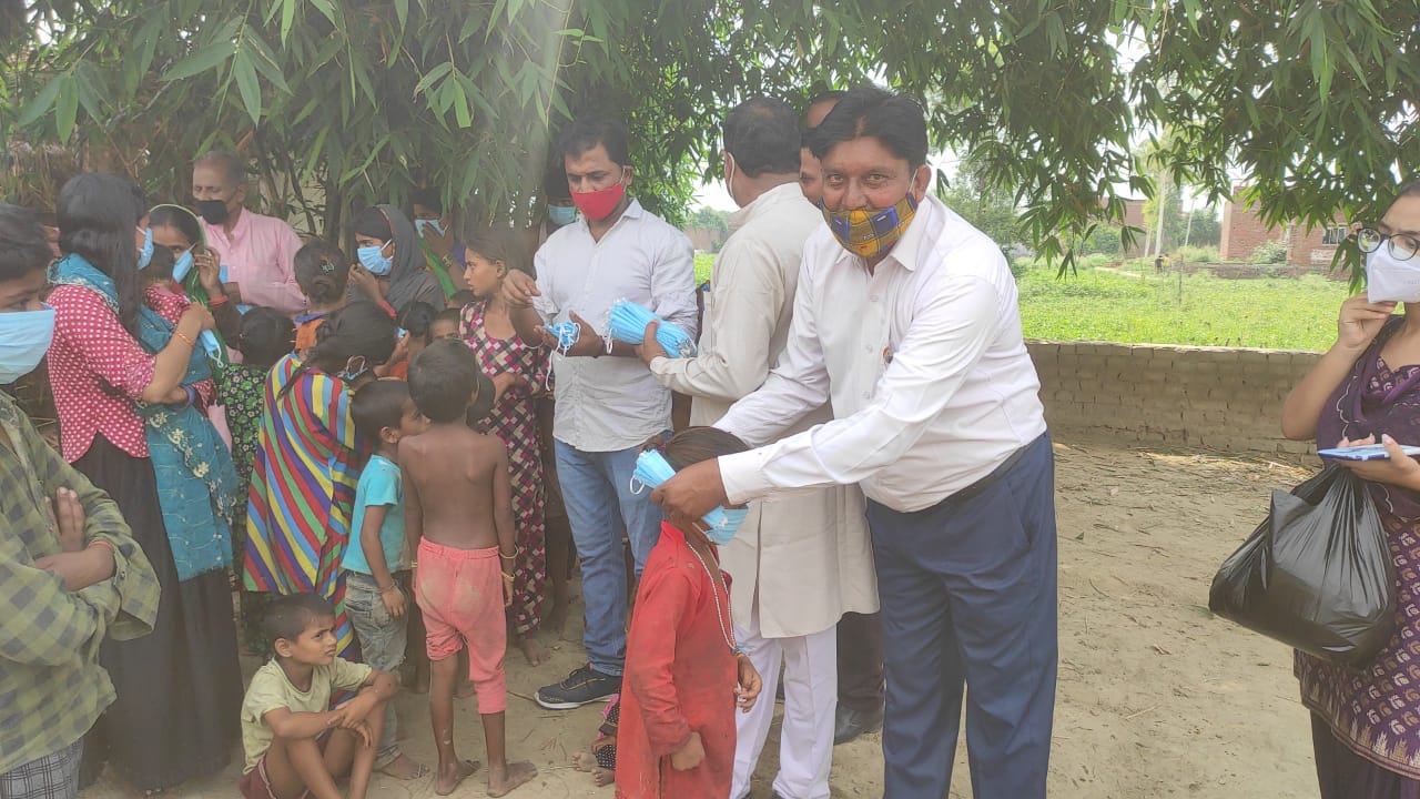 बरेली-भारतीय श्रमिक कामगार महासंघ की टीम ने लोगो की वितरित किए मास्क