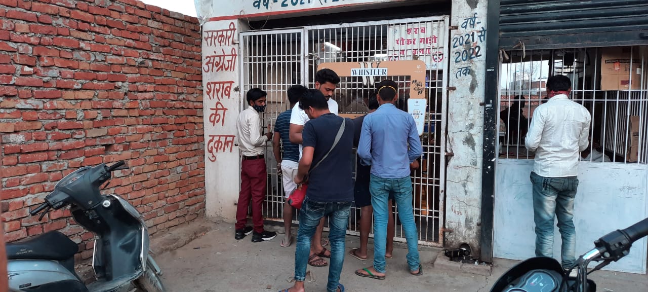 बरेली-एक तो कोरोना कर्फ्यू दूजे शराब की ऑवर रेट की मार