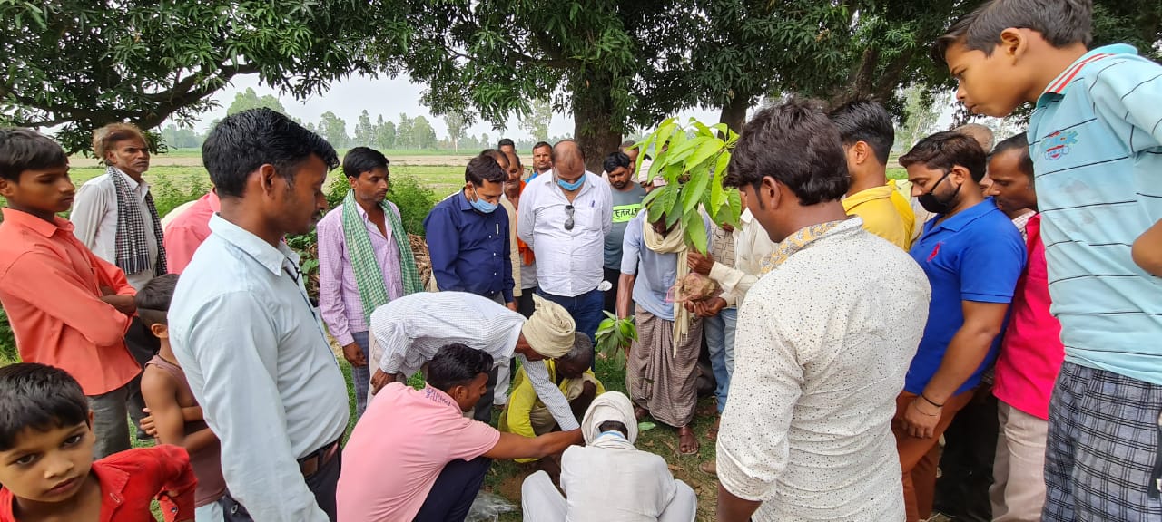 पीलीभीत : भाजपा नेता व विधायक पुत्र रितुराज पासवान ने लोगों को टीकाकरण हेतु किया जागरूक