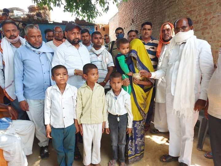 शाहजहांपुर: एक ही परिवार के तीन सदस्यों की मौत, विधायक ने दी आर्थिक मदद।