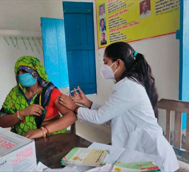 बरेली - मझगाँवा ब्लॉक क्षेत्र के गाँव सत्तारनगर और मनसारामपुर में वैक्सीन लगने और कोविड जाचं को लगा कैम्प।