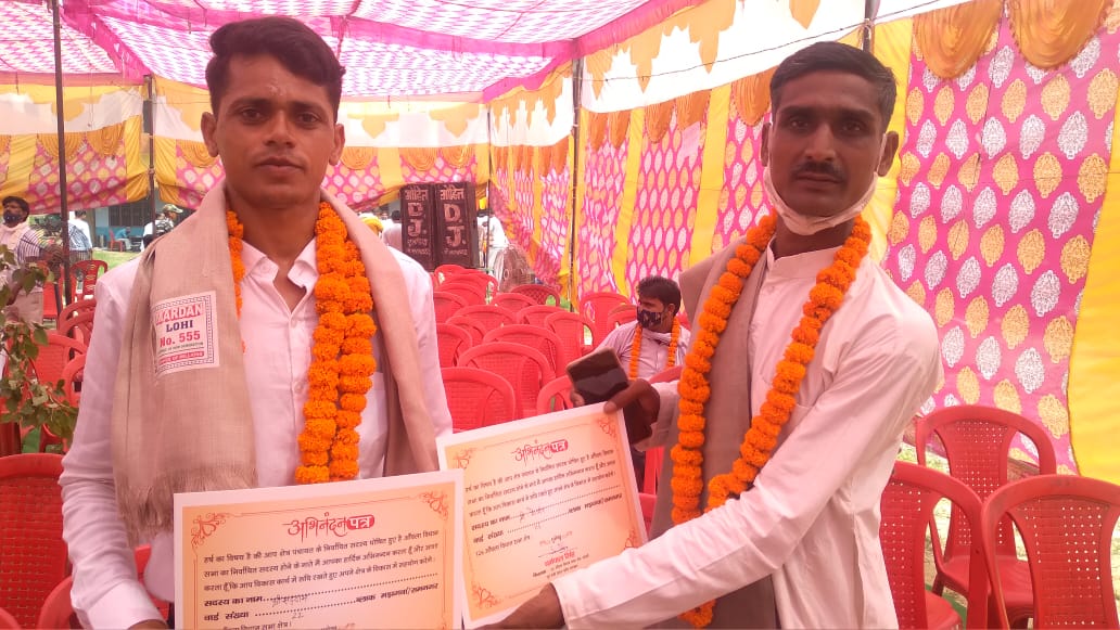 बरेली - विश्व पर्यावरण दिवस के मौके पर गुलिडया गौरीशंकर इंटर कॉलेज में आयोजित कार्यक्रम में आँवला विधायक व बिथरी विधायक ने क्षेत्र पंचायत सदस्यों व पत्रकारो को किया सम्मानित।