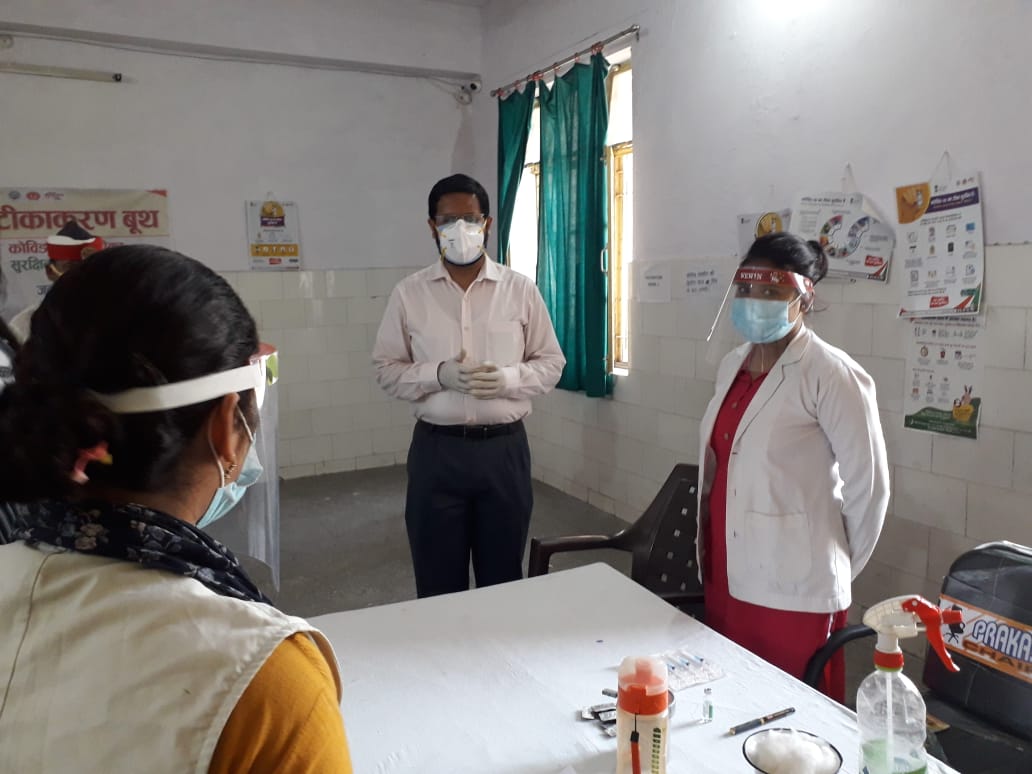 पीलीभीत: जिलाधिकारी द्वारा सामुदायिक स्वास्थ्य केन्द्र बिलसण्डा व बीसलपुर में वैक्सीनेशन सेंटर का किया गया निरीक्षण।