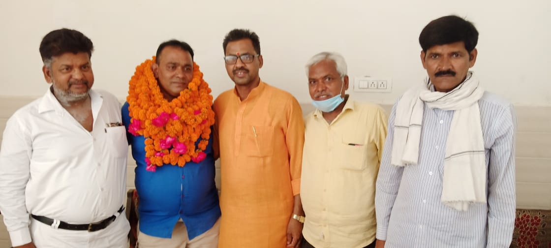 बरेली - भारतीय जनता मजदूर संघ के जिला अध्यक्ष बने समाज सेवी अकवर अली का आँवला चैयरमैन संजीव सक्सेना  ने किया फूल मालाओं से जोरदार स्वागत।
