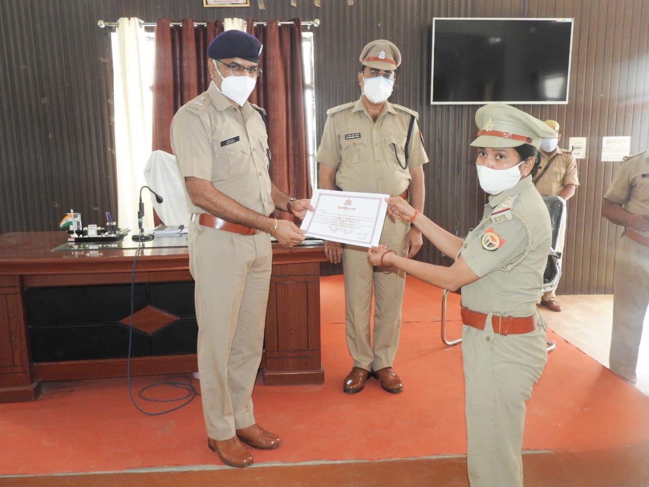 पीलीभीत :पुलिस अधीक्षक श्री किरीट सिंह राठौर महोदय द्वारा महत्वपूर्ण योगदान देने वाले पुलिस अधिकारीगण एवं कर्मचारियों को प्रशस्ति पत्र देकर सम्मानित किया गया।