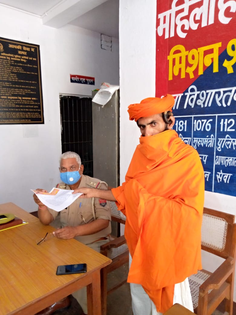 बरेली - अवैध खनन माफियाओं के खिलाफ थाने में श्री विजय देव नाथ महाराज ने दिया ज्ञापन।
