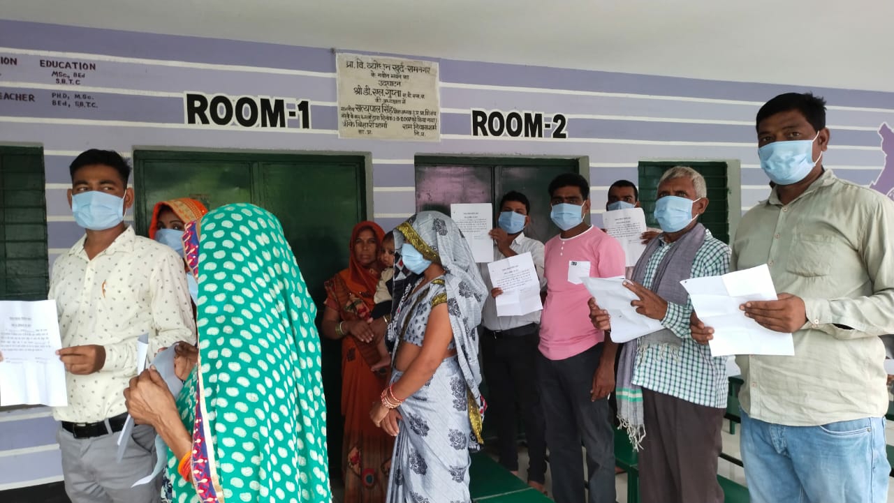 रायबरेली: नवनिर्वाचित ग्राम प्रधान चुरूवा एवं ग्राम पंचायत सदस्यों को पद एवं गोपनीयता की  शपथ दिलाई गई l