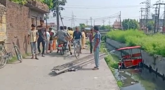 बरेली-टूटी सड़क बन रही आफत, हो रही दुर्घटनाएँ