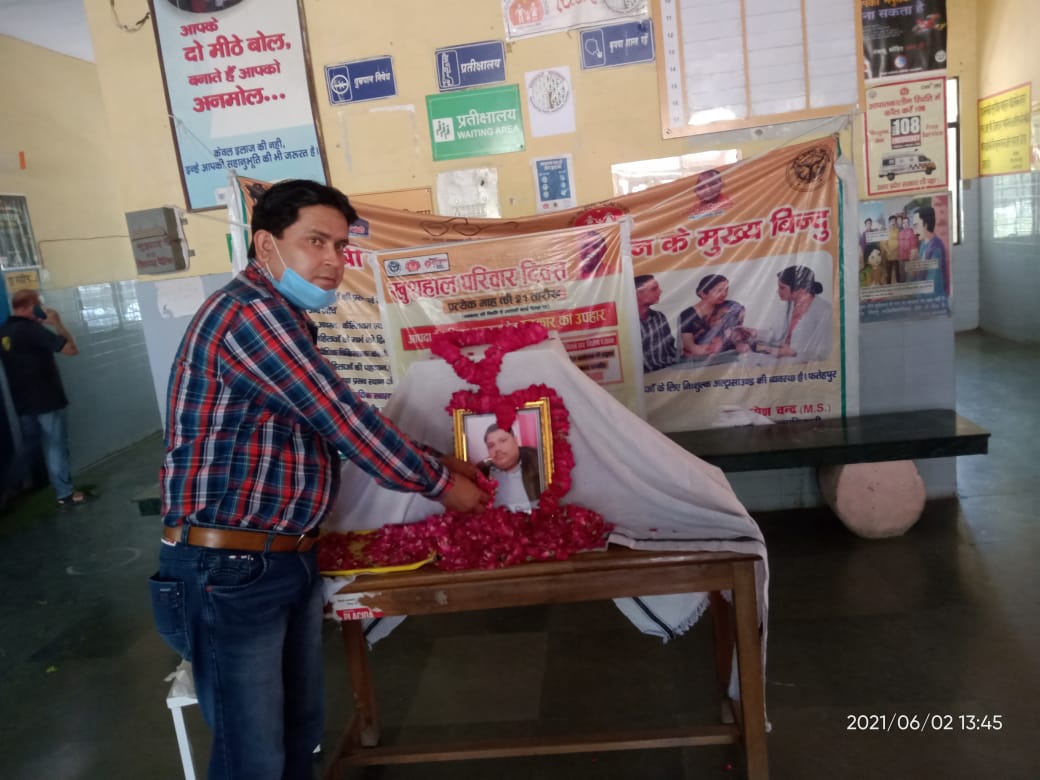 बाराबंकी:कोरोना जंग में हारे साथियों को एन0एच0एम0 संविदाकर्मियों ने 2 मिनट का मौन रख दी विनम्र श्रद्धान्जली