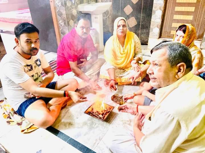 मैनपुरी: पर्यावरण को शुद्ध रखने के लिए घरों में किया गया शुद्धीकरण यज्ञ।