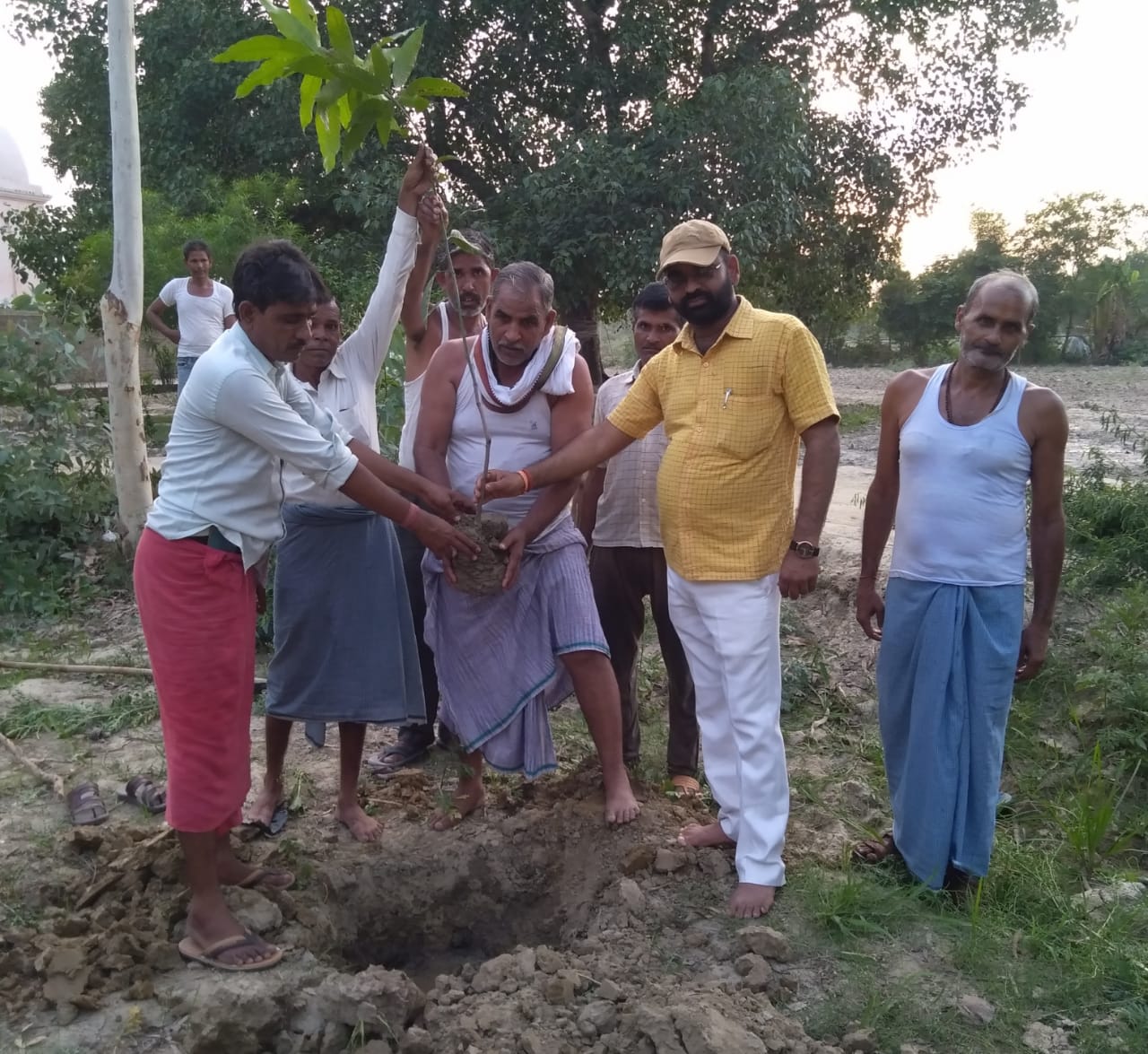 सीतापुर : विश्व पर्यावरण दिवस पर श्री भूरीनाथ महादेव ट्रस्ट के तत्वावधान में कराया गया वृक्षारोपण रोंपड़ कार्य