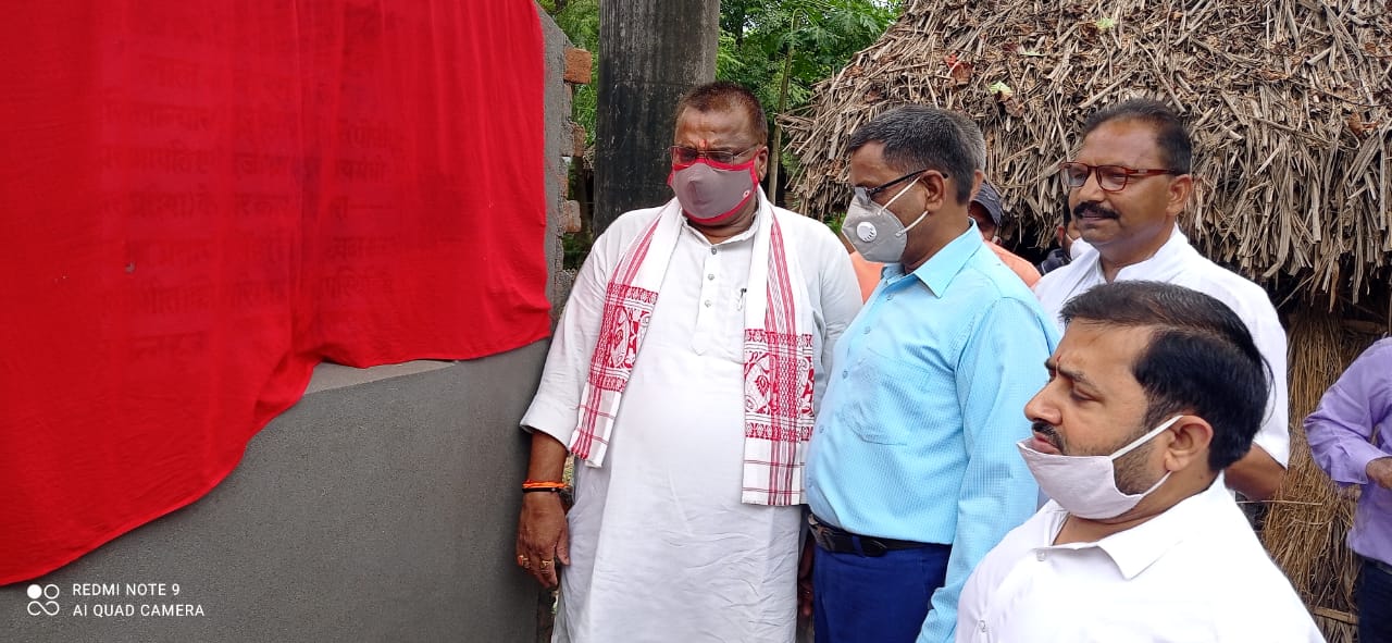 पीलीभीत: दर्जा राज्यमंत्री व भाजपा जिला अध्यक्ष ने लाल बाबा पार्क का शिलान्यास करते हुए रोपे पौधे