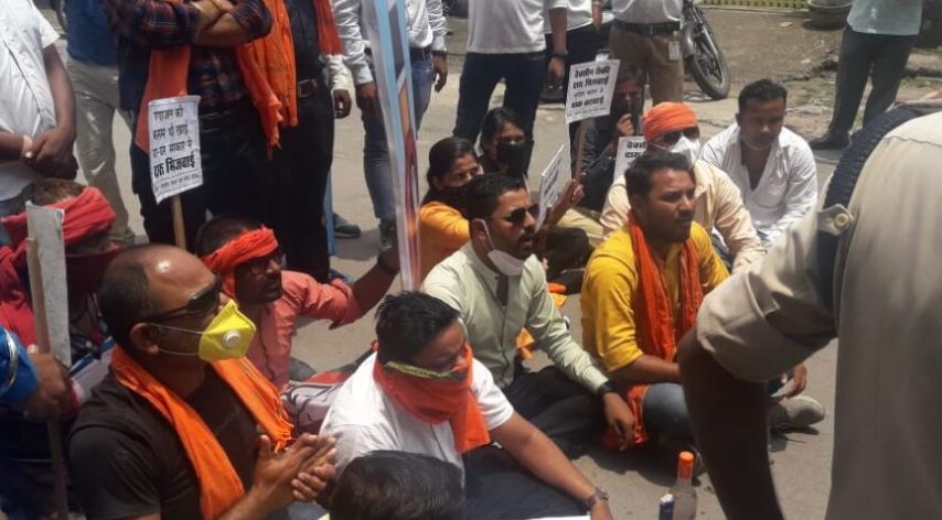 कोरबा: शराब की बोतलें रखकर किया राजस्व मंत्री जयसिंह के निवास के निकट भाजयुमो ने प्रदर्शन किया