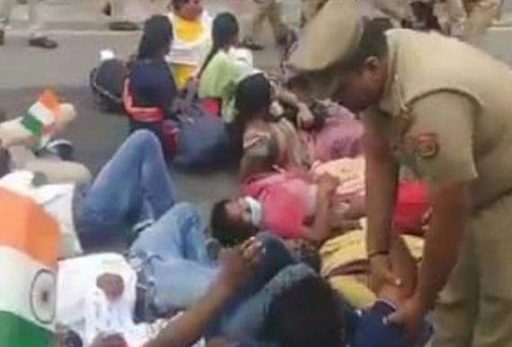 लखनऊ में डिप्टी सीएम केशव मौर्य के आवास पर हंगामा