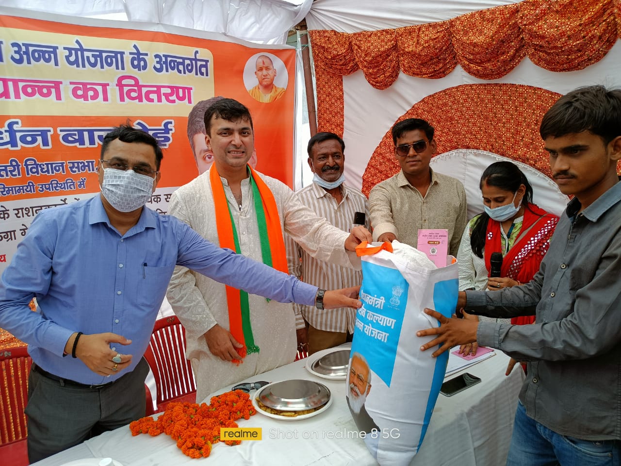 प्रयागराज : मा0 विधायक शहर उत्तरी व सोरांव के द्वारा शासन द्वारा उपलब्ध करायें गये बैग में निःशुल्क राशन का कराया गया वितरण