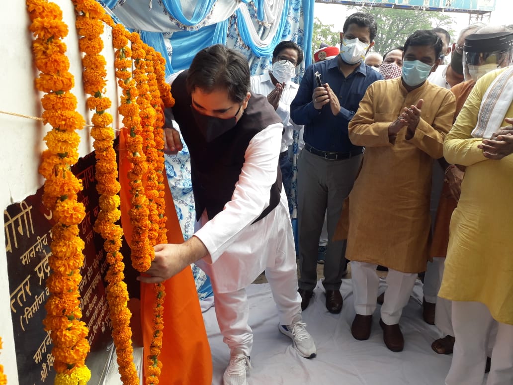 पीलीभीत : मा0 सांसद, मा0 जिलाध्यक्ष, मा0 विधायक बरखेडा एवं जिलाधिकारी द्वारा संयुक्त रूप से उत्तर प्रदेश स्वागत द्वार का किया गया शिलान्यास।