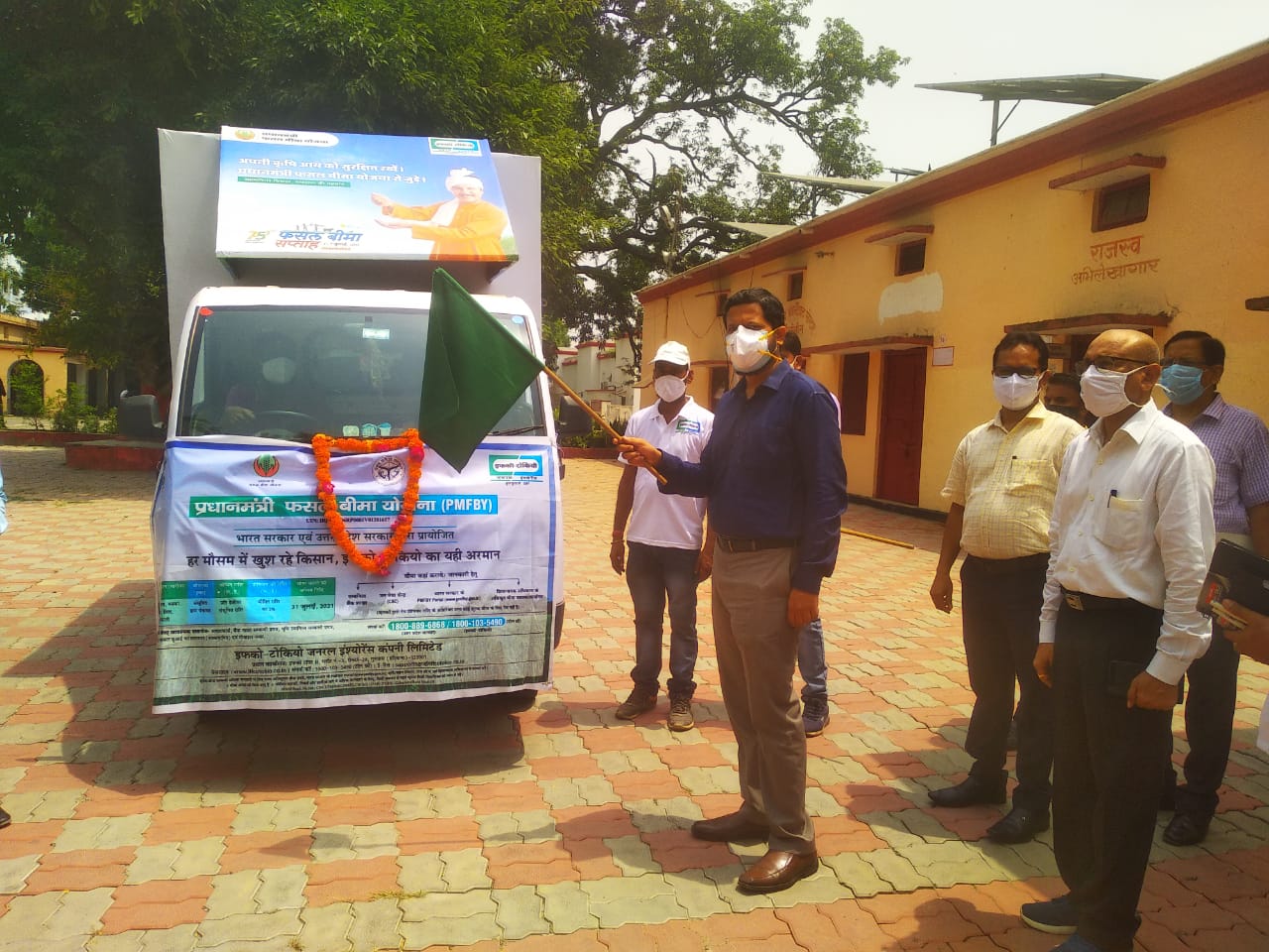 पीलीभीत :जिलाधिकारी द्वारा प्रधानमंत्री फसल बीमा योजना के प्रचार वाहन को हरी झण्डी दिखाकर किया रवाना।