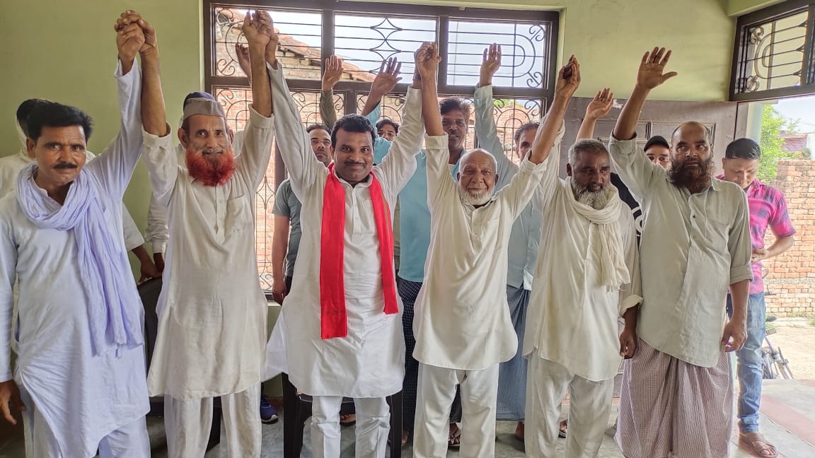 पीलीभीत: समाजवादी पार्टी से संभावित विधायक पद हेतु प्रत्याशी मोहम्मद हनीफ ने क्षेत्र में किया जनसंपर्क ।