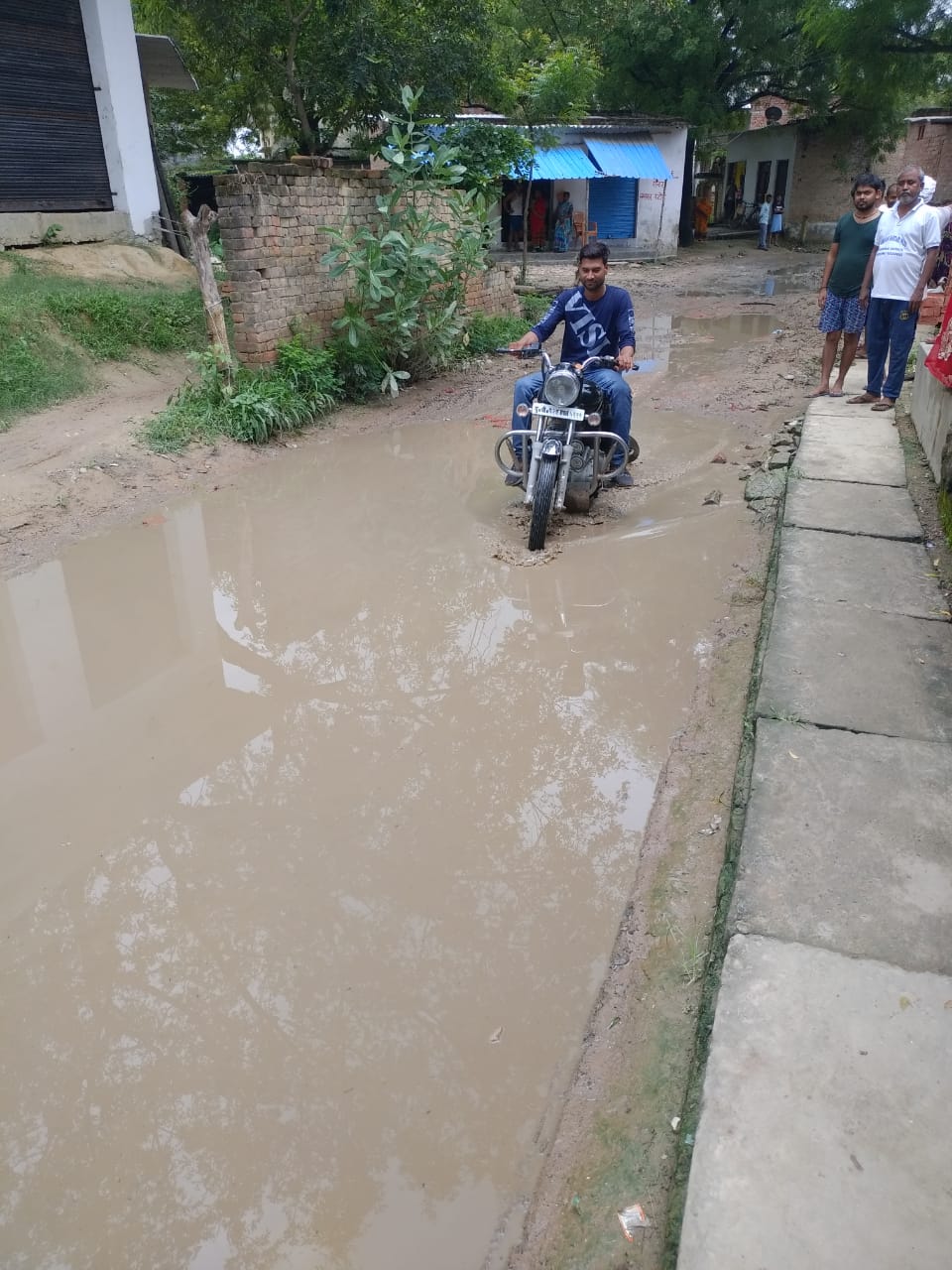 जौनपुर : नगर पालिका परिषद जौनपुर के मोहल्ला लखनपुर रास्ते पर चलना हुआ दुसवार।
