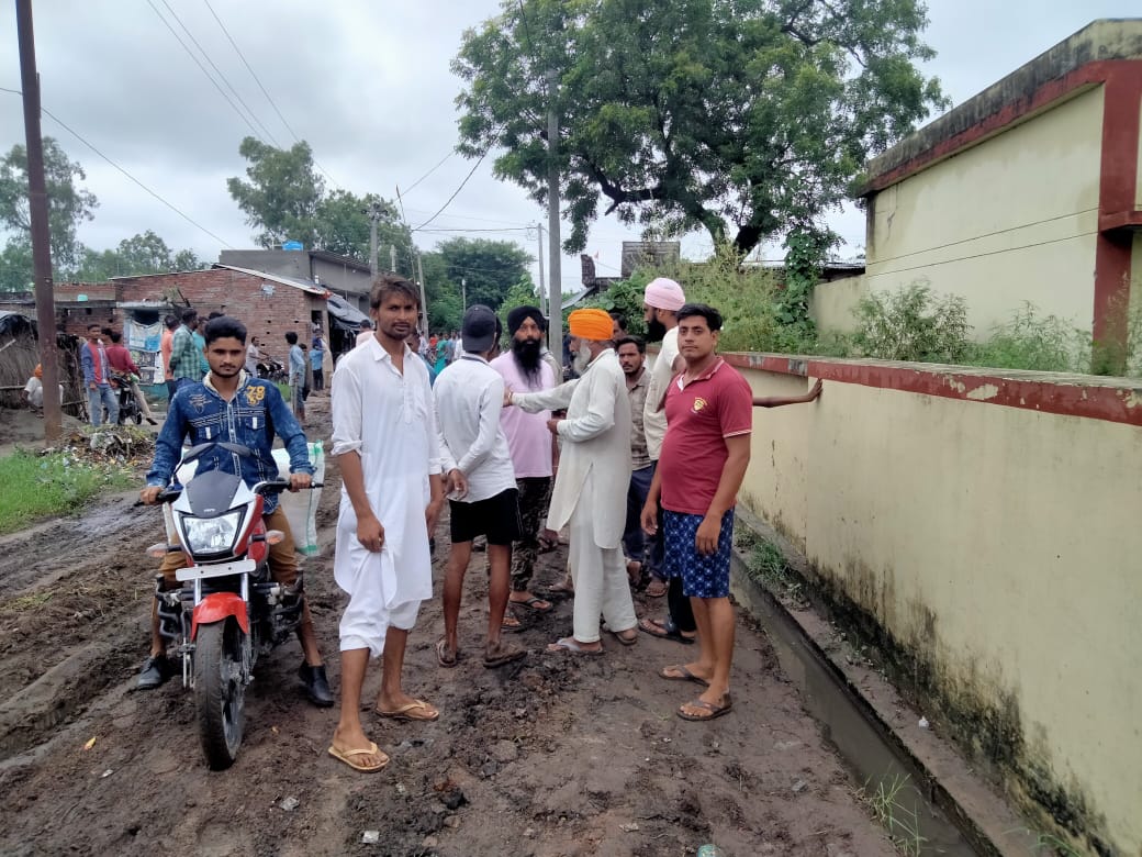 पीलीभीत :पीडब्ल्यूडी का काम ग्रामीणों ने किया