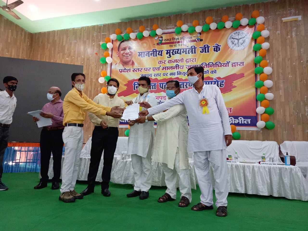 पीलीभीत :नव नियुक्त शिक्षकों को वितरित किये गये नियुक्ति पत्र।