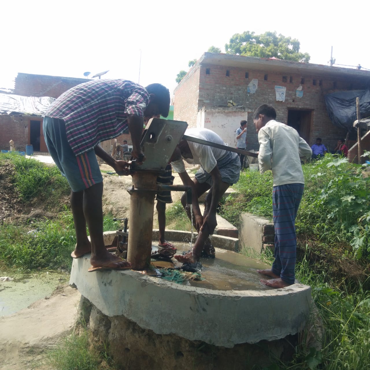 बरेली-खण्ड विकास अधिकारी के आदेश पर गाँव मे सरकारी नल की मरम्मत