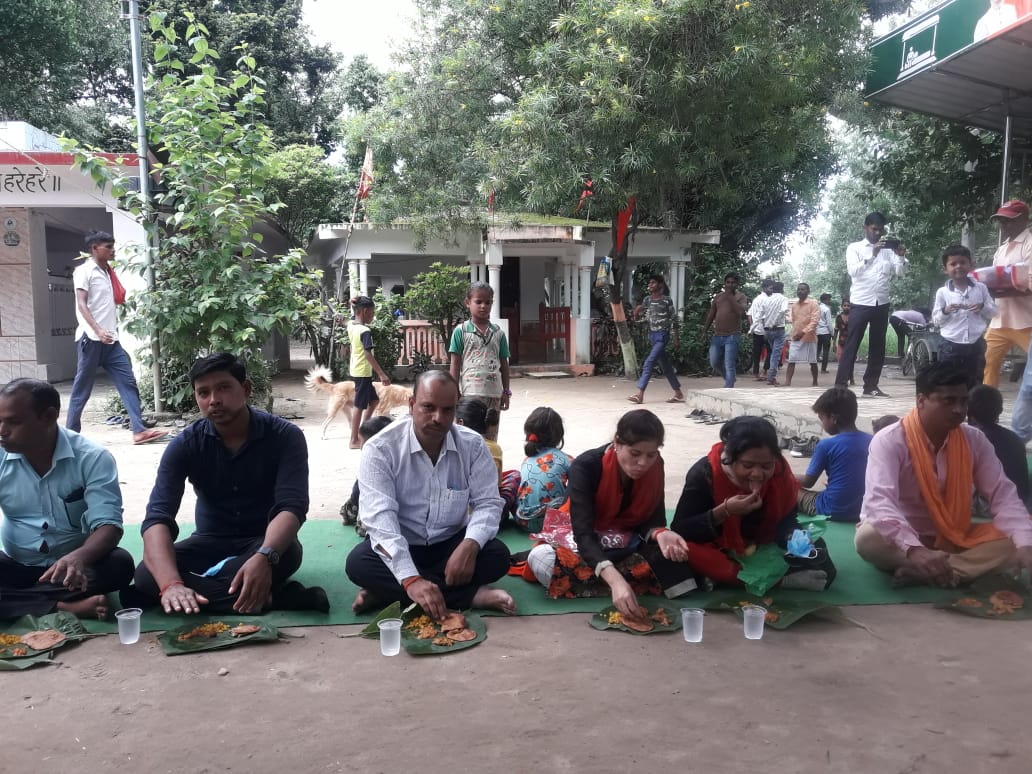 पीलीभीत :अमरैयाकलां प्रसिद्ध संत लाल बाबा मंदिर पर पूर्णाहुति के बाद विशाल भंडारे का आयोजन हुआ।