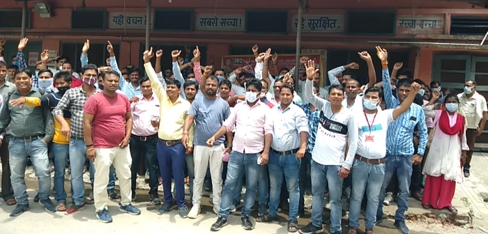 बरेली-स्वास्थ्य विभाग में ठेका प्रथा पर लगे कर्मचारियों ने किया धरना प्रदर्शन