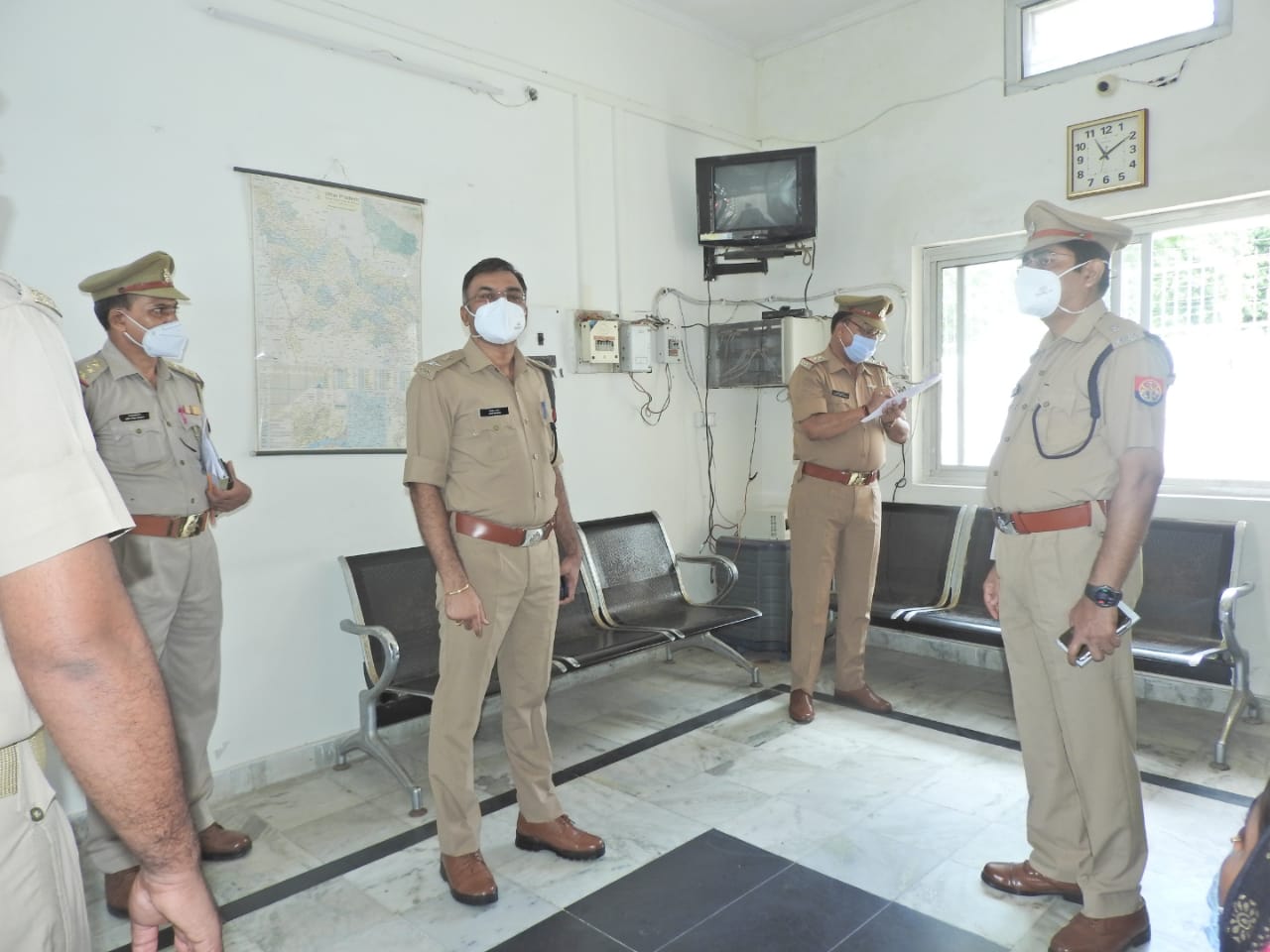 पीलीभीत :पुलिस अधीक्षक महोदय ने आगन्तुक कक्ष का निरीक्षण किया,      व्यवस्थाओं को दुरुस्त करने के निर्देश दिये।