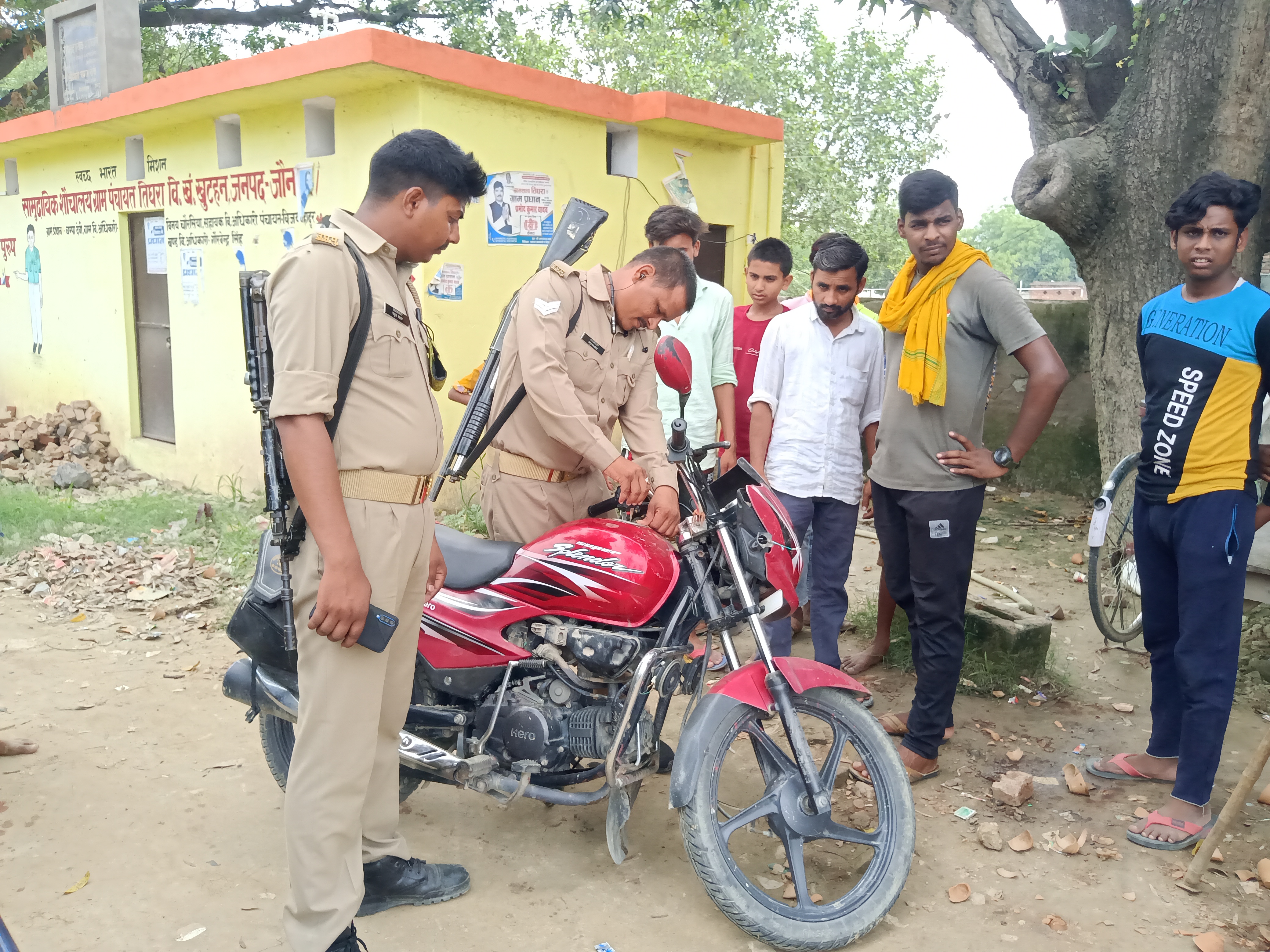 खुटहन /जौनपुर : मिली लावारिस बाइक, स्थानीय लोगों की सूचना पर की गयी खुटहन पुलिस के हवाले