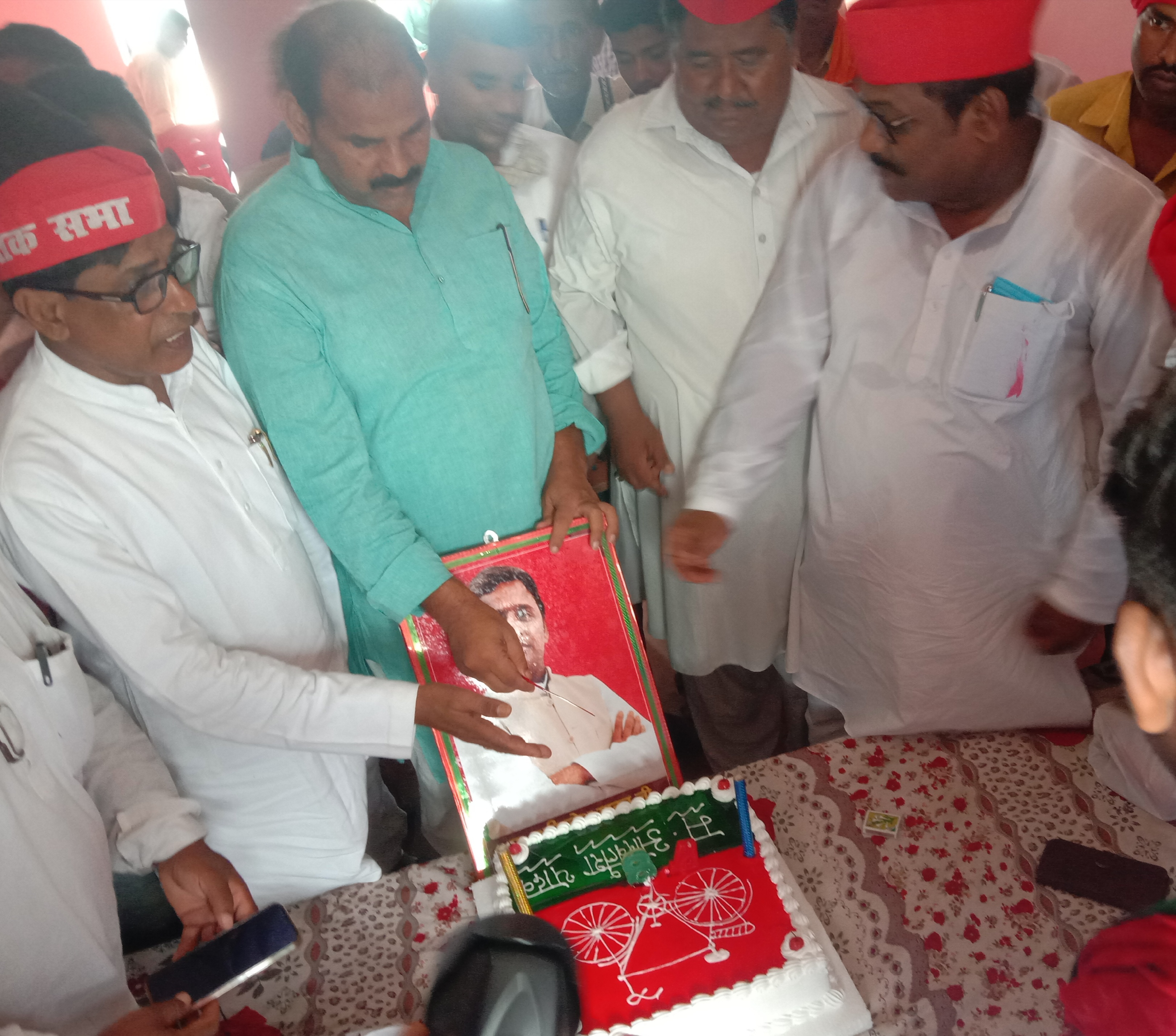 प्रयागराज:फूलपुर के बगई खुर्द में मनाया गया अखिलेश यादव का जन्मदिन