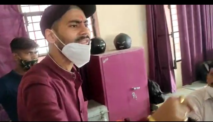 बरेली-बहेडी में लेखपाल पर लगा पैमाइश के नाम पर घूस लेने का आरोप