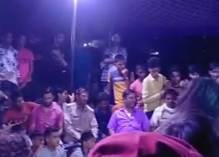 बरेली : पुलिस बालों ने भी खूब लुप्त लिया इस अश्लील कार्यक्रम का