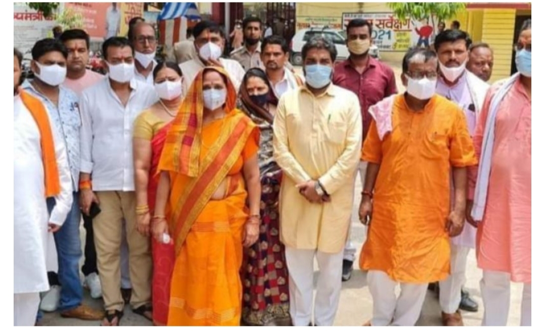 फर्रुखाबाद :भाजपा नेता के भाई की पत्नी ब्लाक प्रमुख के पद पर निर्विरोध निर्वाचित होने पर भाजपा में खुशी की लहर