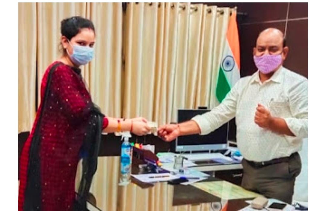 शहडोल: कलेक्टर डॉ० सतेन्द्र सिंह ने  श्रीमती शिवांगी सिंह को नगद पुरस्कार देकर सम्मानित किया