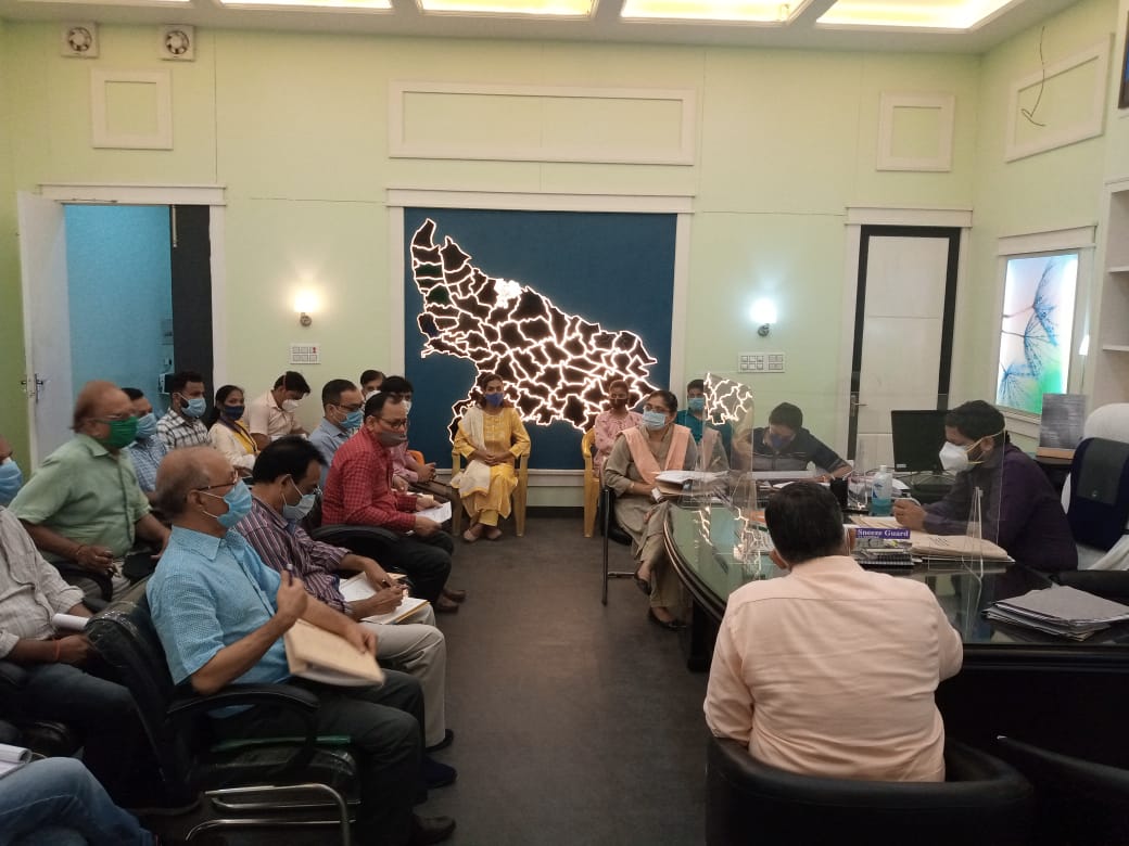 पीलीभीत :जिलाधिकारी की अध्यक्षता में जनपद स्तर पर टी0बी0 फोरम के गठन एवं आयुष्मान कार्ड तथा दिव्यांगजन कार्ड के सम्बन्ध में बैठक सम्पन्न।