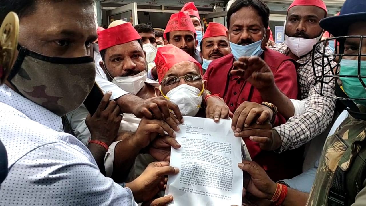 रायबरेली:समाजवादी पार्टी के कार्यकर्ताओं ने राज्यपाल को संबोधित करते हुए तहसीलदार को ज्ञापन सौंपा