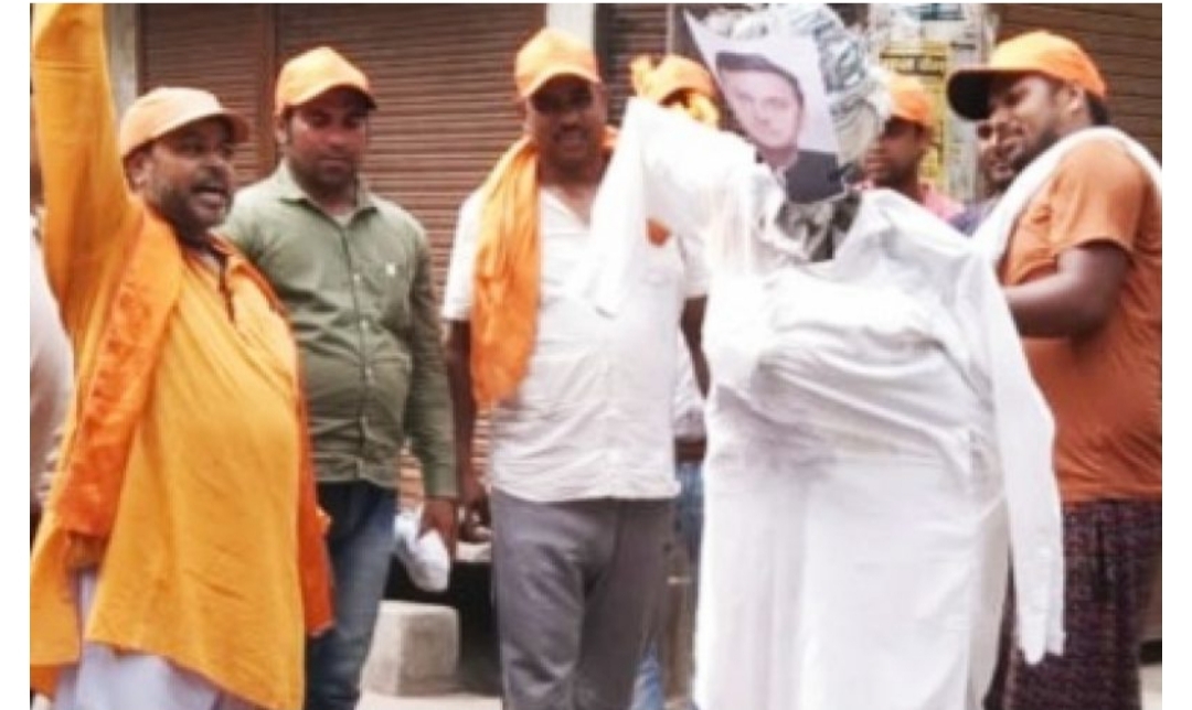 फर्रुखाबाद: हिंदू जागरण मंच के कार्यकर्ताओं ने सपा प्रमुख अखिलेश यादव का पुतला फूंककर निकाली भड़ास