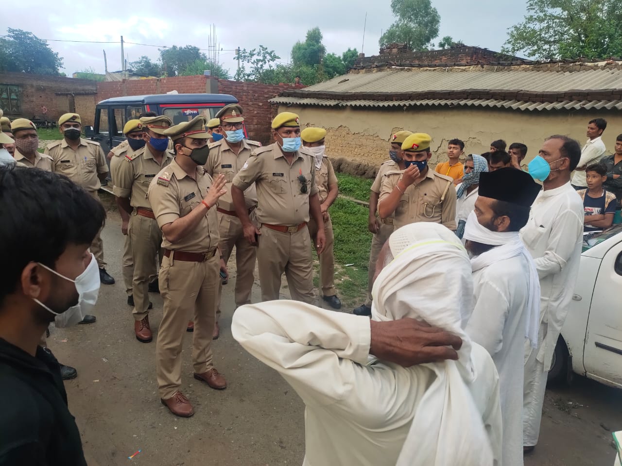 पीलीभीत :कोरोना कर्फ्यू का पालन करते हुए बकरीद का पर्व मनाने के लिए कहा गया।