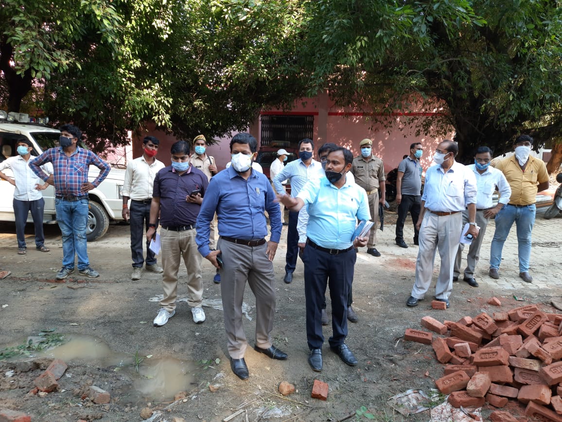 पीलीभीत :जिलाधिकारी द्वारा जिला अस्पताल में निर्माणाधीन ऑक्सीजन प्लांट का किया गया औचक निरीक्षण।