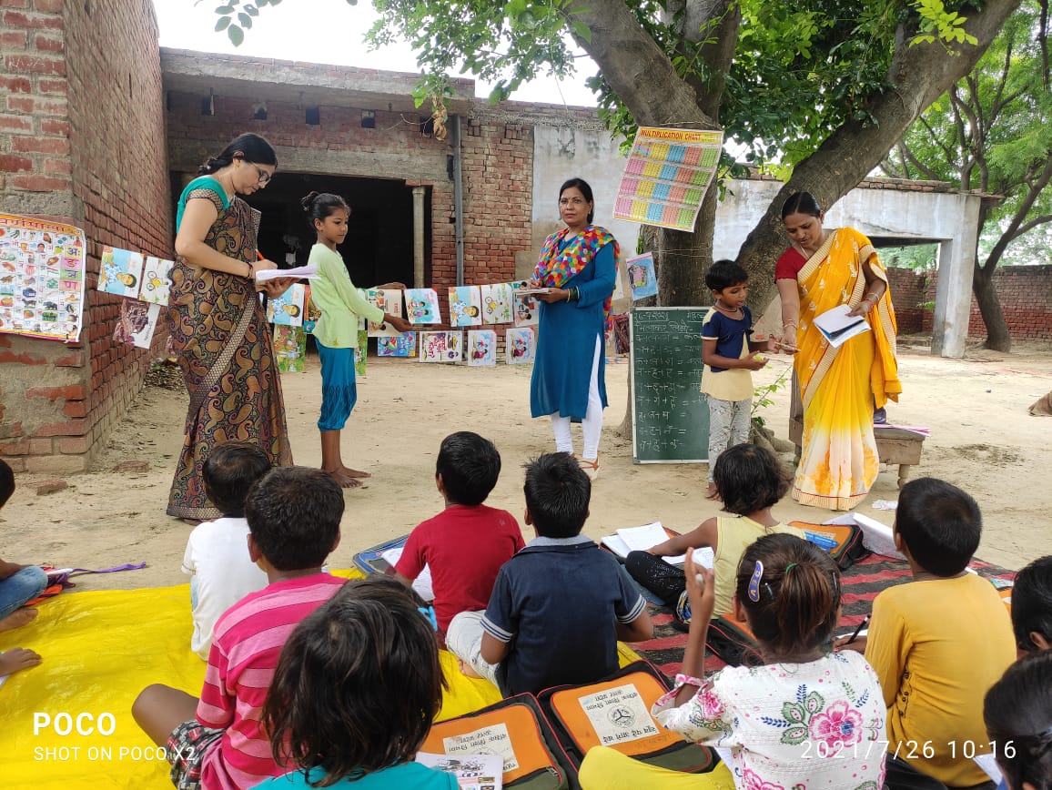 मैनपुरी: नाहिली में मोहल्ला क्लास में मोहल्ला पुस्तकालय व टी.एल.एम के साथ हो रहा संचालन