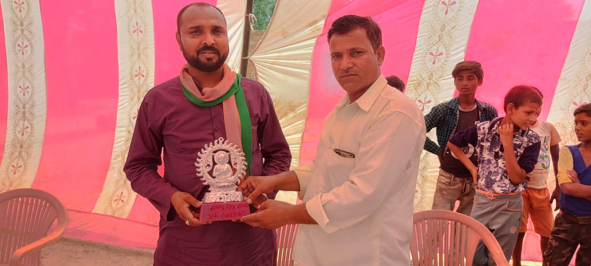 मैनपुरी :पंचायत सदस्य द्वारा सम्मान समारोह का हुआ आयोजन