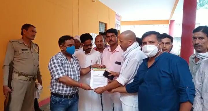 सीतापुर: राष्ट्रीय किसान मंच के पदाधिकारियों ने किसानों की समस्यों को लेकर सात सूत्री ज्ञापन तहसीलदार मिश्रिख राजकुमार गुप्ता को सौंपा