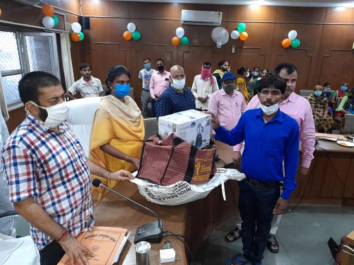फर्रुखाबाद: जिला अधिकारी श्री मानवेंद्र सिंह व मुख्य विकास अधिकारी श्रीमती अरुन्लनमोली जी ने टूल किट वितरण की