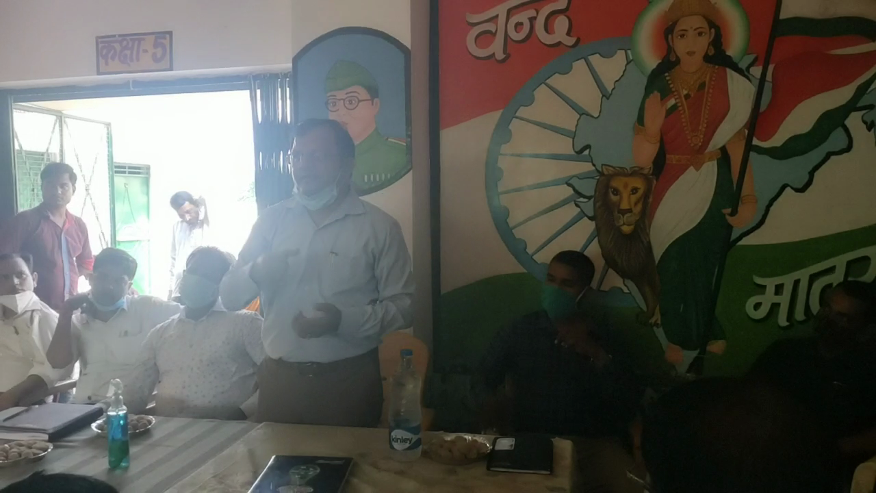 बरेली - ग्राम पंचायत हरदासपुर में प्रभारी चिकित्सा अधिकारी डिपटी सीएमओ डॉक्टर अजय कुमार की अध्यक्षता में कोविड 19 तीसरी लहर से बचाओ को लेकर कोविड वैक्सीन के सम्बंध में दिये दिशा निर्देश।