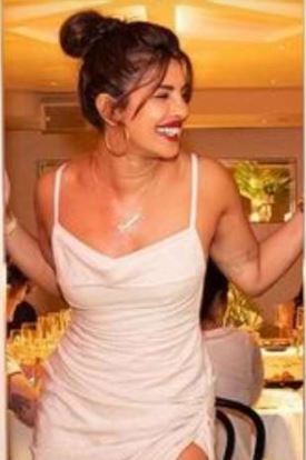 Priyanka Chopra की लेटेस्ट तस्वीरों ने लूटी महफ़िल, व्हाइट बोल्ड ड्रेस में पहुंची अपने रेस्टोरेंट, लुक पर फिदा हुए पति