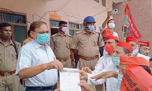 पीलीभीत: कलीनगर पेट्रोल डीजल के बढ़ते दामों में समाजवादी पार्टी के कार्यकर्ताओं ने उप जिला अधिकारी को सौंपा ज्ञापन |