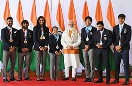 ओलंपिक खिलाड़ियों से मिले PM मोदी को अनोखे गिफ्ट, किसी ने दी तलवार तो किसी ने भाला...देखें तसवीरें