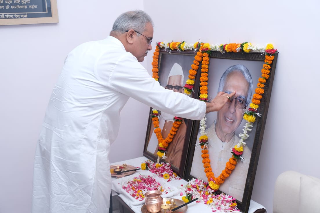 रायपुर : मुख्यमंत्री ने पंडित रविशंकर शुक्ल और श्री विद्याचरण शुक्ल को उनकी जयंती पर किया नमन