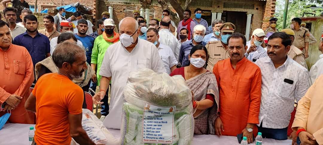 इटावा :बाढ़ आपदा गांव में सदर विधायक इटावा ने सामग्री बाटी